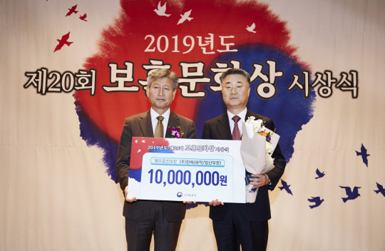 ㈜한화가 11일 서울시 중구 안중근의사기념관에서 진행된 '제 20회 보훈문화상' 시상식에서 '예우증진' 부문 상을 수상했다. 시상식에서 박삼득 국가보훈처장과 ㈜한화 방산사업본부장 이호철 전무(오른쪽)가 기념 촬영을 하고 있다. <㈜한화 제공>